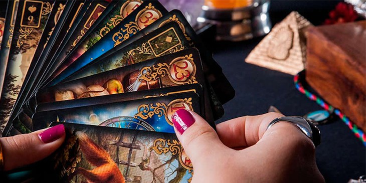 Que tal jogar cartas ciganas com um esotérico confiável?